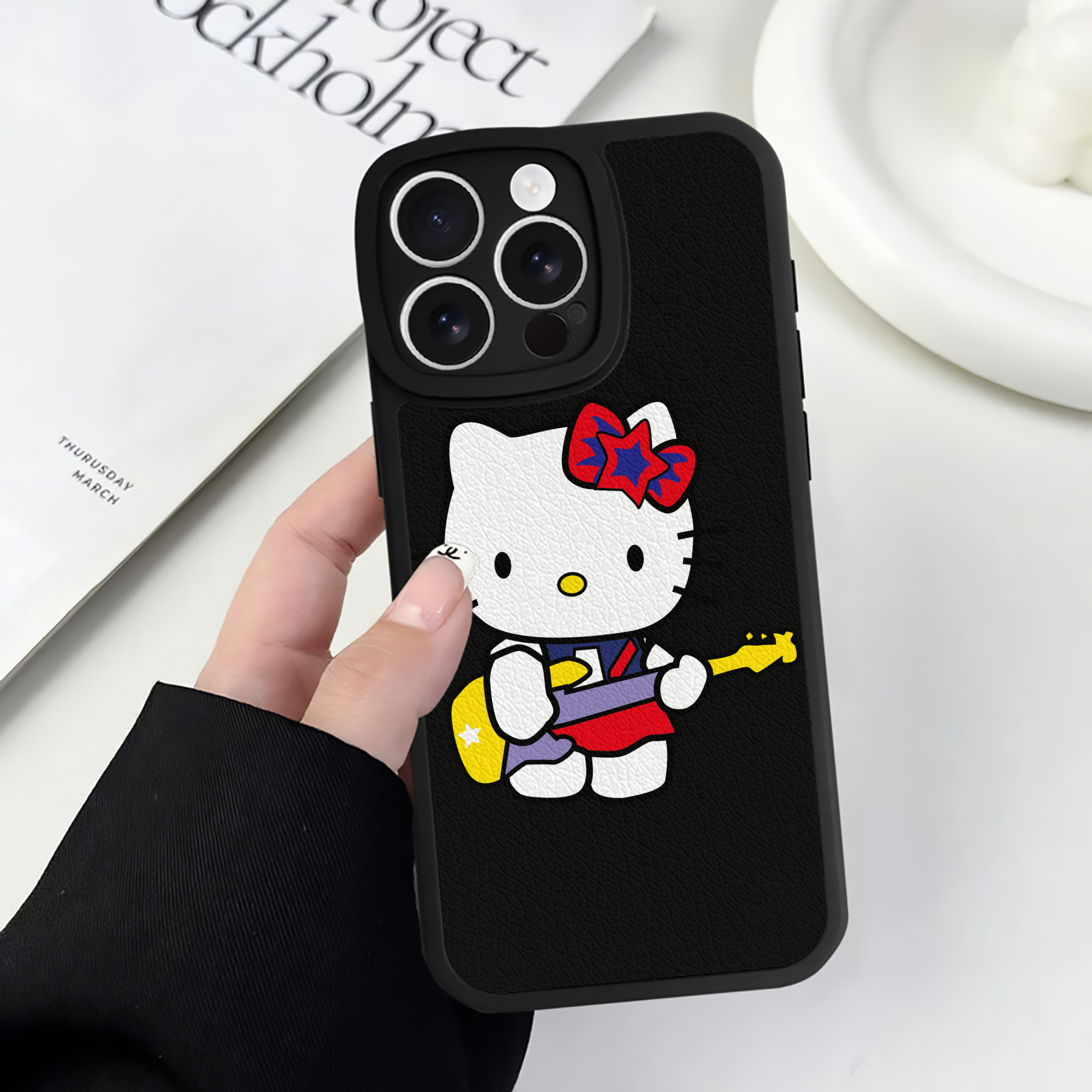 （画像用） Hello Kitty ハローキティ 【iPhone 16シリーズ対応】シリコンスマホケース（レザー調） 材質：シリコン